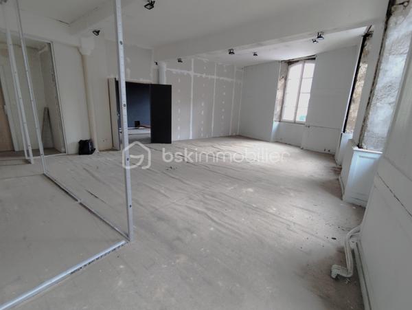 Appartement de 124 m2 Centre Ville à rénover.
Ce bien situé en hyper centre à proximité des commodités, idéal comme premier investissement ou résidence principale !
Redessinez les volumes à votre image en T3, T4 ou T5 à vous de voir ce que vous privilégiez dans cet immeuble avec ascenseur (2 personnes).
Avis aux amateurs !

Les + : Centre Ville, Marché à pied, Vue dégagée sur le Théâtre Victor Hugo, Immeuble avec ascenseur
Les ++ : Menuiseries déjà rénovées !!!