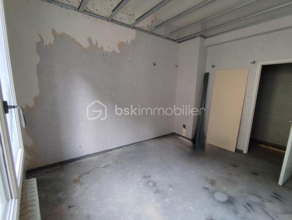 Appartement de 124 m2 Centre Ville à rénover.
Ce bien situé en hyper centre à proximité des commodités, idéal comme premier investissement ou résidence principale !
Redessinez les volumes à votre image en T3, T4 ou T5 à vous de voir ce que vous privilégiez dans cet immeuble avec ascenseur (2 personnes).
Avis aux amateurs !

Les + : Centre Ville, Marché à pied, Vue dégagée sur le Théâtre Victor Hugo, Immeuble avec ascenseur
Les ++ : Menuiseries déjà rénovées !!!