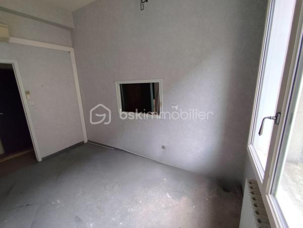Appartement de 124 m2 Centre Ville à rénover.
Ce bien situé en hyper centre à proximité des commodités, idéal comme premier investissement ou résidence principale !
Redessinez les volumes à votre image en T3, T4 ou T5 à vous de voir ce que vous privilégiez dans cet immeuble avec ascenseur (2 personnes).
Avis aux amateurs !

Les + : Centre Ville, Marché à pied, Vue dégagée sur le Théâtre Victor Hugo, Immeuble avec ascenseur
Les ++ : Menuiseries déjà rénovées !!!