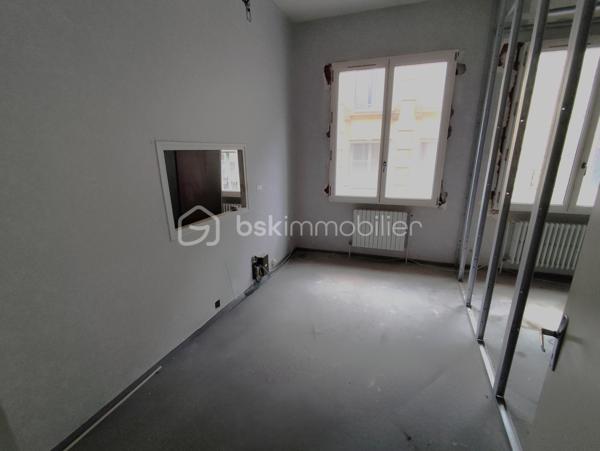 Appartement de 124 m2 Centre Ville à rénover.
Ce bien situé en hyper centre à proximité des commodités, idéal comme premier investissement ou résidence principale !
Redessinez les volumes à votre image en T3, T4 ou T5 à vous de voir ce que vous privilégiez dans cet immeuble avec ascenseur (2 personnes).
Avis aux amateurs !

Les + : Centre Ville, Marché à pied, Vue dégagée sur le Théâtre Victor Hugo, Immeuble avec ascenseur
Les ++ : Menuiseries déjà rénovées !!!