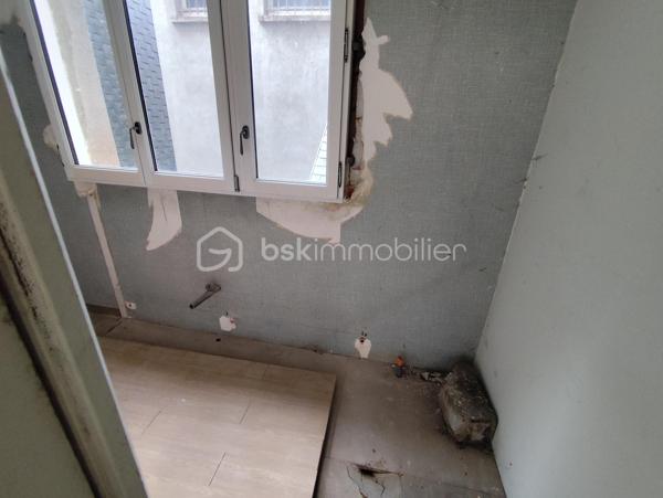 Appartement de 124 m2 Centre Ville à rénover.
Ce bien situé en hyper centre à proximité des commodités, idéal comme premier investissement ou résidence principale !
Redessinez les volumes à votre image en T3, T4 ou T5 à vous de voir ce que vous privilégiez dans cet immeuble avec ascenseur (2 personnes).
Avis aux amateurs !

Les + : Centre Ville, Marché à pied, Vue dégagée sur le Théâtre Victor Hugo, Immeuble avec ascenseur
Les ++ : Menuiseries déjà rénovées !!!
