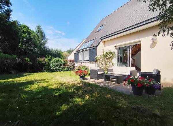 Venez découvrir cette maison individuelle située dans un quartier recherché du centre de Saint Grégoire !
Implantée sur un terrain  de 430 m2, cette maison très lumineuse dispose de 114 m2 habitables ( 137 m2 utiles + 58 m2 de garage ). Certificat de surface disponible.
Elle est composée de :
- Au rez de chaussée :
Entrée, cuisine aménagée récente, salle à manger, salon, suite parentale avec salle d'eau, WC séparés. Grand garage.
- À l'étage : 
 3 belles chambres, bureau, salle de bain avec douche, WC séparés.
-Technique :
Couverture en ardoises naturelles
Menuiseries extérieures aluminium double-vitrage.
Chauffage électrique.
Cheminée à l’âtre.
Tout à l'égout.
Les atouts de ce bien  : 
- Volumes intéressants.
- Lumineux.
- Emplacement stratégique. 
- Terrain paysagé.