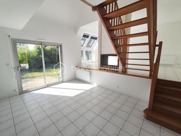 Venez découvrir cette maison individuelle située dans un quartier recherché du centre de Saint Grégoire !
Implantée sur un terrain  de 430 m2, cette maison très lumineuse dispose de 114 m2 habitables ( 137 m2 utiles + 58 m2 de garage ). Certificat de surface disponible.
Elle est composée de :
- Au rez de chaussée :
Entrée, cuisine aménagée récente, salle à manger, salon, suite parentale avec salle d'eau, WC séparés. Grand garage.
- À l'étage : 
 3 belles chambres, bureau, salle de bain avec douche, WC séparés.
-Technique :
Couverture en ardoises naturelles
Menuiseries extérieures aluminium double-vitrage.
Chauffage électrique.
Cheminée à l’âtre.
Tout à l'égout.
Les atouts de ce bien  : 
- Volumes intéressants.
- Lumineux.
- Emplacement stratégique. 
- Terrain paysagé.