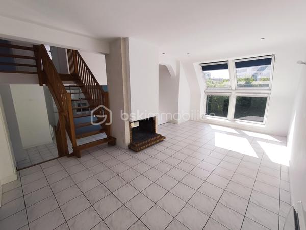 Venez découvrir cette maison individuelle située dans un quartier recherché du centre de Saint Grégoire !
Implantée sur un terrain  de 430 m2, cette maison très lumineuse dispose de 114 m2 habitables ( 137 m2 utiles + 58 m2 de garage ). Certificat de surface disponible.
Elle est composée de :
- Au rez de chaussée :
Entrée, cuisine aménagée récente, salle à manger, salon, suite parentale avec salle d'eau, WC séparés. Grand garage.
- À l'étage : 
 3 belles chambres, bureau, salle de bain avec douche, WC séparés.
-Technique :
Couverture en ardoises naturelles
Menuiseries extérieures aluminium double-vitrage.
Chauffage électrique.
Cheminée à l’âtre.
Tout à l'égout.
Les atouts de ce bien  : 
- Volumes intéressants.
- Lumineux.
- Emplacement stratégique. 
- Terrain paysagé.