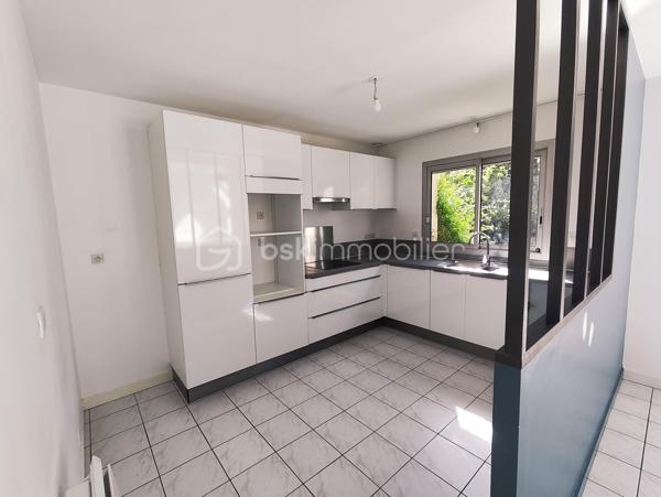 Venez découvrir cette maison individuelle située dans un quartier recherché du centre de Saint Grégoire !
Implantée sur un terrain  de 430 m2, cette maison très lumineuse dispose de 114 m2 habitables ( 137 m2 utiles + 58 m2 de garage ). Certificat de surface disponible.
Elle est composée de :
- Au rez de chaussée :
Entrée, cuisine aménagée récente, salle à manger, salon, suite parentale avec salle d'eau, WC séparés. Grand garage.
- À l'étage : 
 3 belles chambres, bureau, salle de bain avec douche, WC séparés.
-Technique :
Couverture en ardoises naturelles
Menuiseries extérieures aluminium double-vitrage.
Chauffage électrique.
Cheminée à l’âtre.
Tout à l'égout.
Les atouts de ce bien  : 
- Volumes intéressants.
- Lumineux.
- Emplacement stratégique. 
- Terrain paysagé.