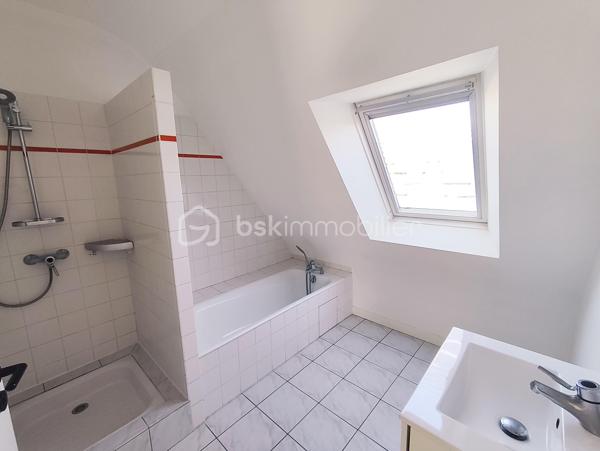 Venez découvrir cette maison individuelle située dans un quartier recherché du centre de Saint Grégoire !
Implantée sur un terrain  de 430 m2, cette maison très lumineuse dispose de 114 m2 habitables ( 137 m2 utiles + 58 m2 de garage ). Certificat de surface disponible.
Elle est composée de :
- Au rez de chaussée :
Entrée, cuisine aménagée récente, salle à manger, salon, suite parentale avec salle d'eau, WC séparés. Grand garage.
- À l'étage : 
 3 belles chambres, bureau, salle de bain avec douche, WC séparés.
-Technique :
Couverture en ardoises naturelles
Menuiseries extérieures aluminium double-vitrage.
Chauffage électrique.
Cheminée à l’âtre.
Tout à l'égout.
Les atouts de ce bien  : 
- Volumes intéressants.
- Lumineux.
- Emplacement stratégique. 
- Terrain paysagé.