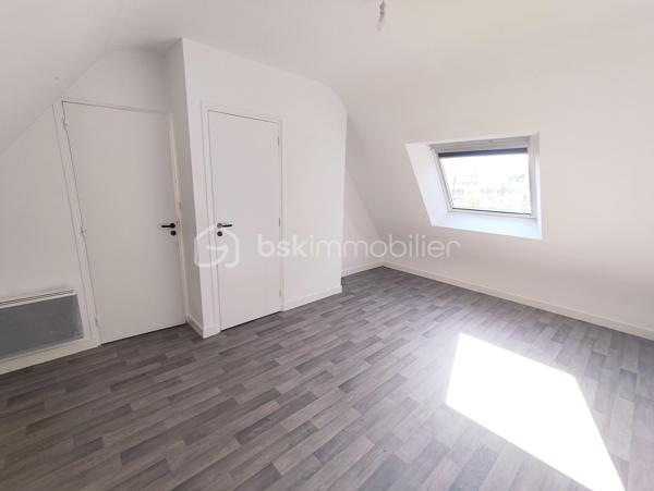 Venez découvrir cette maison individuelle située dans un quartier recherché du centre de Saint Grégoire !
Implantée sur un terrain  de 430 m2, cette maison très lumineuse dispose de 114 m2 habitables ( 137 m2 utiles + 58 m2 de garage ). Certificat de surface disponible.
Elle est composée de :
- Au rez de chaussée :
Entrée, cuisine aménagée récente, salle à manger, salon, suite parentale avec salle d'eau, WC séparés. Grand garage.
- À l'étage : 
 3 belles chambres, bureau, salle de bain avec douche, WC séparés.
-Technique :
Couverture en ardoises naturelles
Menuiseries extérieures aluminium double-vitrage.
Chauffage électrique.
Cheminée à l’âtre.
Tout à l'égout.
Les atouts de ce bien  : 
- Volumes intéressants.
- Lumineux.
- Emplacement stratégique. 
- Terrain paysagé.