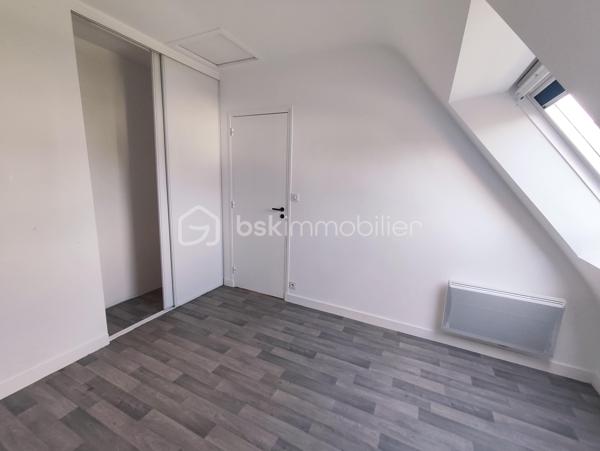 Venez découvrir cette maison individuelle située dans un quartier recherché du centre de Saint Grégoire !
Implantée sur un terrain  de 430 m2, cette maison très lumineuse dispose de 114 m2 habitables ( 137 m2 utiles + 58 m2 de garage ). Certificat de surface disponible.
Elle est composée de :
- Au rez de chaussée :
Entrée, cuisine aménagée récente, salle à manger, salon, suite parentale avec salle d'eau, WC séparés. Grand garage.
- À l'étage : 
 3 belles chambres, bureau, salle de bain avec douche, WC séparés.
-Technique :
Couverture en ardoises naturelles
Menuiseries extérieures aluminium double-vitrage.
Chauffage électrique.
Cheminée à l’âtre.
Tout à l'égout.
Les atouts de ce bien  : 
- Volumes intéressants.
- Lumineux.
- Emplacement stratégique. 
- Terrain paysagé.