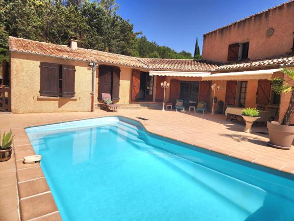 Belle Propriété Indépendante de 5 Chambres Avec Piscine, Vues et Garage