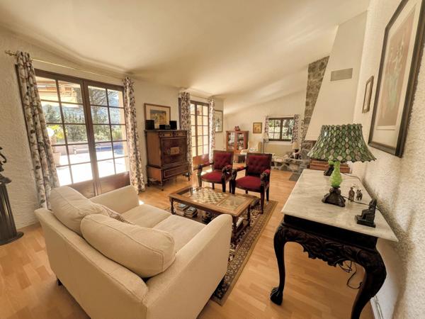 Belle Propriété Indépendante de 5 Chambres Avec Piscine, Vues et Garage