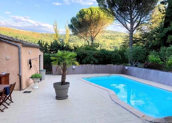 Belle Propriété Indépendante de 5 Chambres Avec Piscine, Vues et Garage