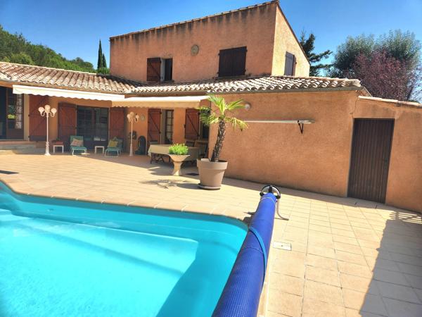 Belle Propriété Indépendante de 5 Chambres Avec Piscine, Vues et Garage