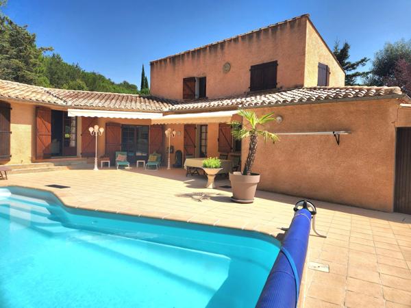 Belle Propriété Indépendante de 5 Chambres Avec Piscine, Vues et Garage