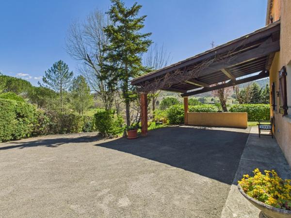 Belle Propriété Indépendante de 5 Chambres Avec Piscine, Vues et Garage