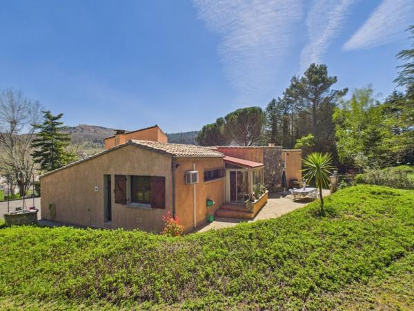 Belle Propriété Indépendante de 5 Chambres Avec Piscine, Vues et Garage