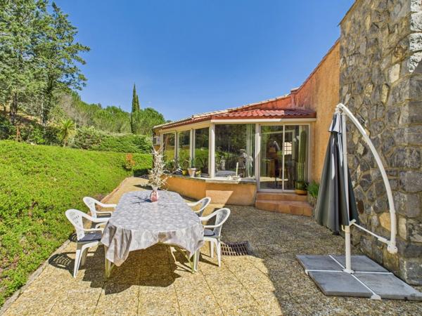 Belle Propriété Indépendante de 5 Chambres Avec Piscine, Vues et Garage