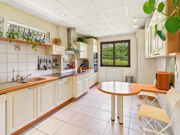 Belle Propriété Indépendante de 5 Chambres Avec Piscine, Vues et Garage
