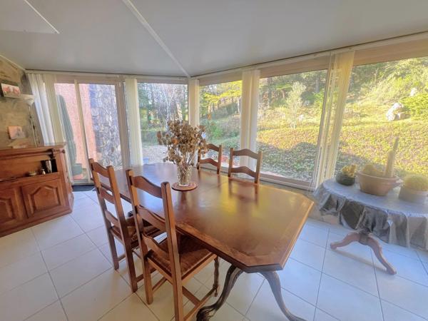 Belle Propriété Indépendante de 5 Chambres Avec Piscine, Vues et Garage
