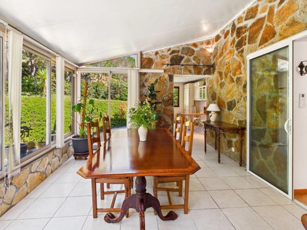 Belle Propriété Indépendante de 5 Chambres Avec Piscine, Vues et Garage