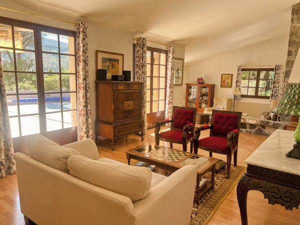 Belle Propriété Indépendante de 5 Chambres Avec Piscine, Vues et Garage