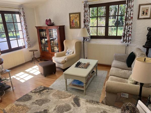Belle Propriété Indépendante de 5 Chambres Avec Piscine, Vues et Garage