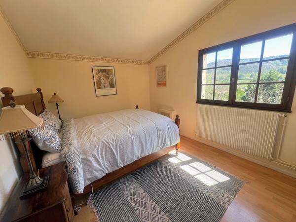 Belle Propriété Indépendante de 5 Chambres Avec Piscine, Vues et Garage