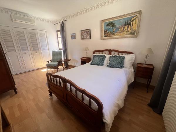Belle Propriété Indépendante de 5 Chambres Avec Piscine, Vues et Garage