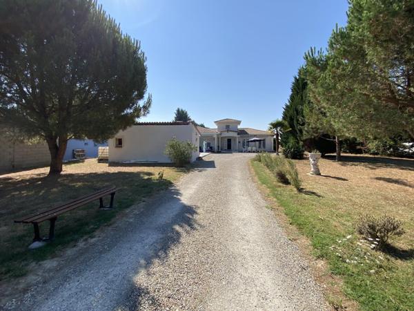ST-PORQUIER (82) Bel ensemble immobilier de standing composé de deux logements, piscine et grand garage