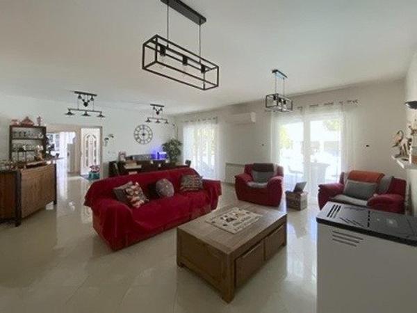 ST-PORQUIER (82) Bel ensemble immobilier de standing composé de deux logements, piscine et grand garage