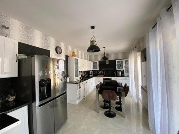 ST-PORQUIER (82) Bel ensemble immobilier de standing composé de deux logements, piscine et grand garage