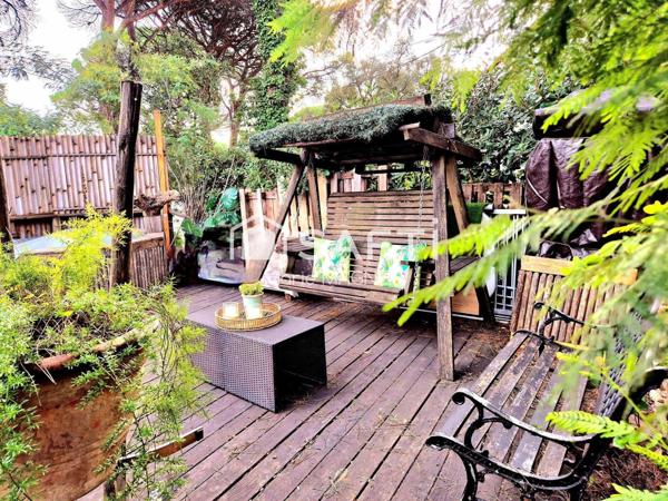 Maison en ossature bois type CHALET T3 de 50m2 avec double terrasse  de 10 et 35 m2 , parking privatif sur terrain d'environ 250m2  dans un domaine sécurisé avec piscine - proche plage et commerces GASSIN