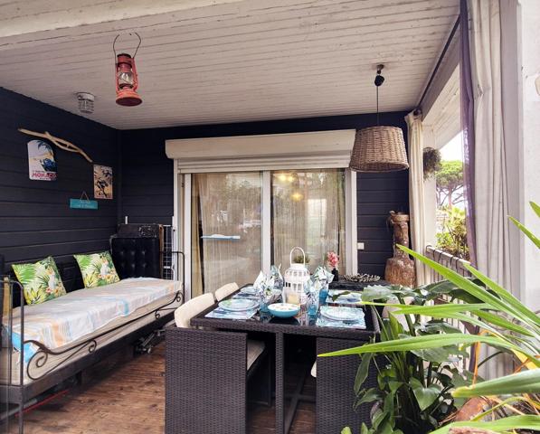 Maison en ossature bois type CHALET T3 de 50m2 avec double terrasse  de 10 et 35 m2 , parking privatif sur terrain d'environ 250m2  dans un domaine sécurisé avec piscine - proche plage et commerces GASSIN