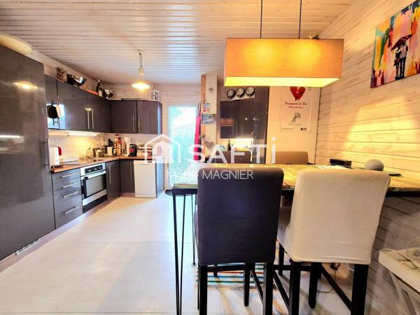 Maison en ossature bois type CHALET T3 de 50m2 avec double terrasse  de 10 et 35 m2 , parking privatif sur terrain d'environ 250m2  dans un domaine sécurisé avec piscine - proche plage et commerces GASSIN