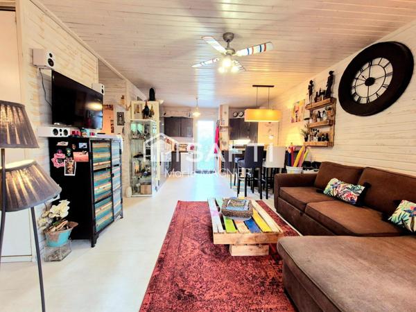 Maison en ossature bois type CHALET T3 de 50m2 avec double terrasse  de 10 et 35 m2 , parking privatif sur terrain d'environ 250m2  dans un domaine sécurisé avec piscine - proche plage et commerces GASSIN