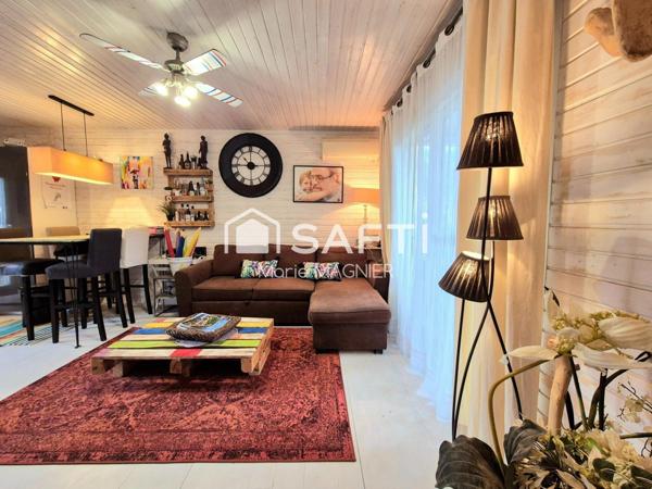 Maison en ossature bois type CHALET T3 de 50m2 avec double terrasse  de 10 et 35 m2 , parking privatif sur terrain d'environ 250m2  dans un domaine sécurisé avec piscine - proche plage et commerces GASSIN