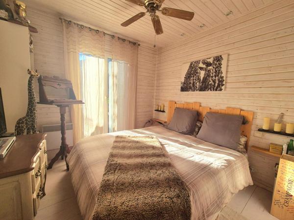 Maison en ossature bois type CHALET T3 de 50m2 avec double terrasse  de 10 et 35 m2 , parking privatif sur terrain d'environ 250m2  dans un domaine sécurisé avec piscine - proche plage et commerces GASSIN