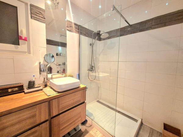 Maison en ossature bois type CHALET T3 de 50m2 avec double terrasse  de 10 et 35 m2 , parking privatif sur terrain d'environ 250m2  dans un domaine sécurisé avec piscine - proche plage et commerces GASSIN