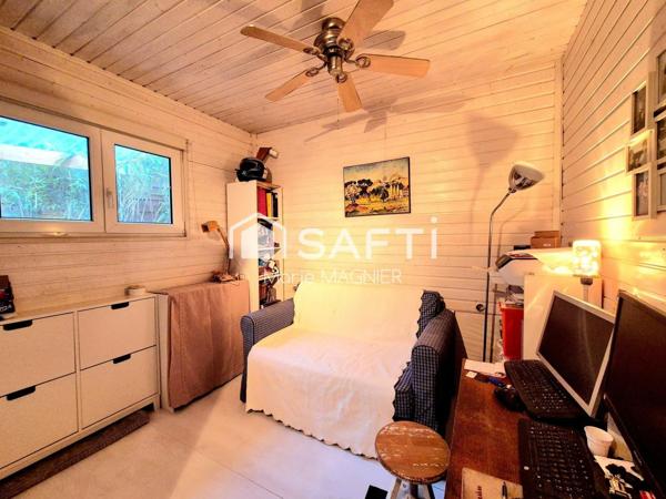 Maison en ossature bois type CHALET T3 de 50m2 avec double terrasse  de 10 et 35 m2 , parking privatif sur terrain d'environ 250m2  dans un domaine sécurisé avec piscine - proche plage et commerces GASSIN