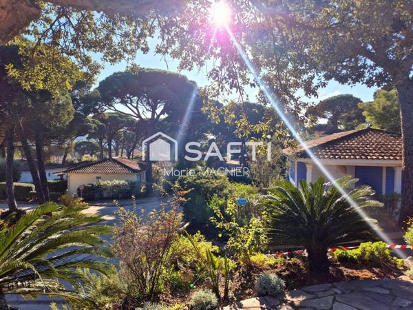 Maison en ossature bois type CHALET T3 de 50m2 avec double terrasse  de 10 et 35 m2 , parking privatif sur terrain d'environ 250m2  dans un domaine sécurisé avec piscine - proche plage et commerces GASSIN