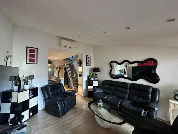 Un véritable cocon au calme, à deux pas de la place Stalingrad : luminosité, charme et tranquillité réunis.