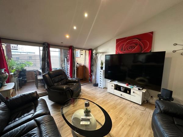 Un véritable cocon au calme, à deux pas de la place Stalingrad : luminosité, charme et tranquillité réunis.