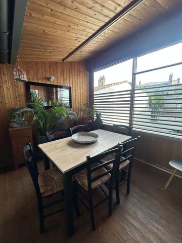 Un véritable cocon au calme, à deux pas de la place Stalingrad : luminosité, charme et tranquillité réunis.