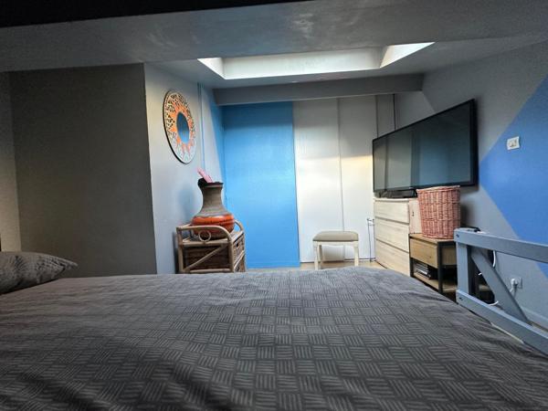 Un véritable cocon au calme, à deux pas de la place Stalingrad : luminosité, charme et tranquillité réunis.