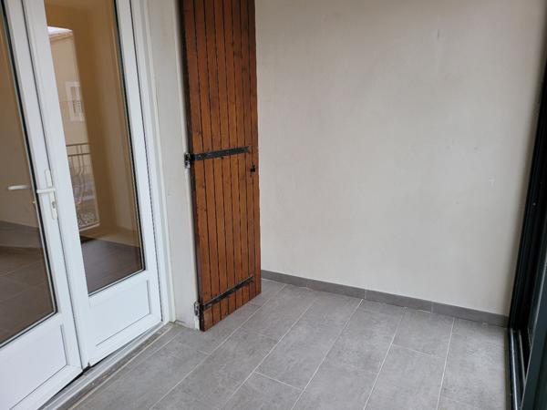 SAINT SATURNIN LES AVIGNON - APPARTEMENT DE 36 M² AVEC TERRASSE (au 1er étage) EN DUPLEX A LOUER