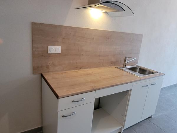 SAINT SATURNIN LES AVIGNON - APPARTEMENT DE 36 M² AVEC TERRASSE (au 1er étage) EN DUPLEX A LOUER