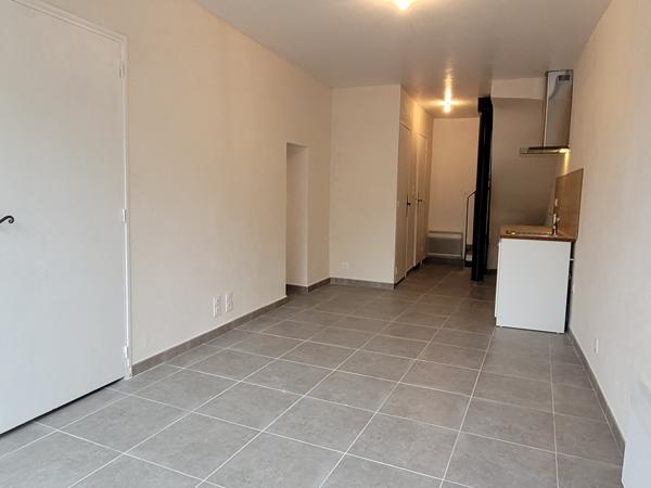 SAINT SATURNIN LES AVIGNON - APPARTEMENT DE 36 M² AVEC TERRASSE (au 1er étage) EN DUPLEX A LOUER