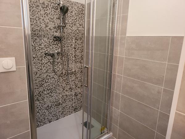 SAINT SATURNIN LES AVIGNON - APPARTEMENT DE 36 M² AVEC TERRASSE (au 1er étage) EN DUPLEX A LOUER