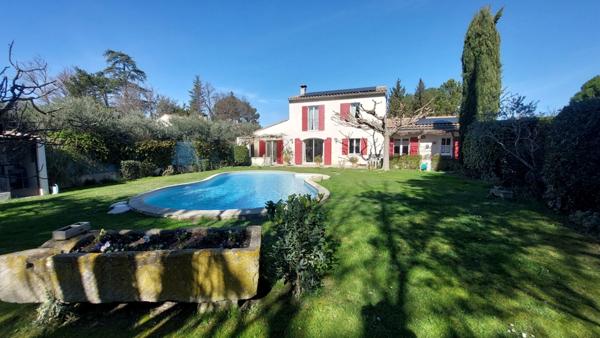 Maison à vendre à Cabannes – 3 chambres, piscine, jardin clos et stationnement