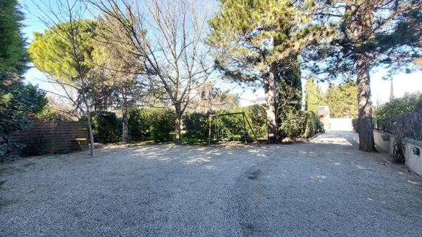 Maison à vendre à Cabannes – 3 chambres, piscine, jardin clos et stationnement
