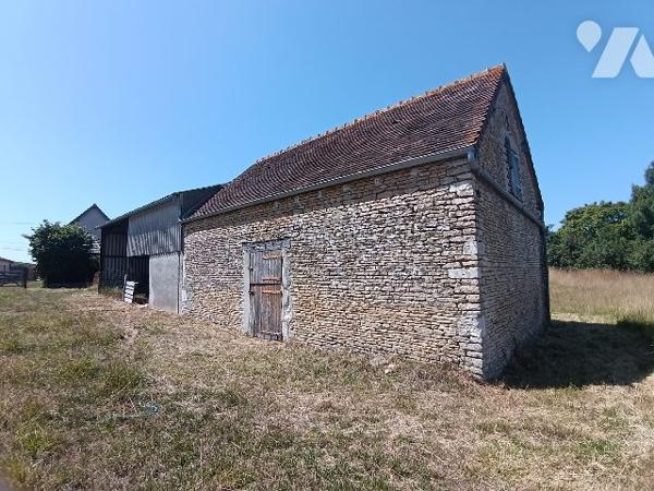 GRANGE EN PIERRE AVEC HANGAR